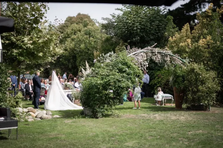 Novios durante la ceremonia de una boda en un jardín