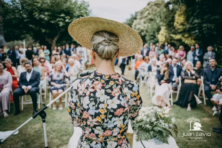 Invitada de una boda leyendo un discurso