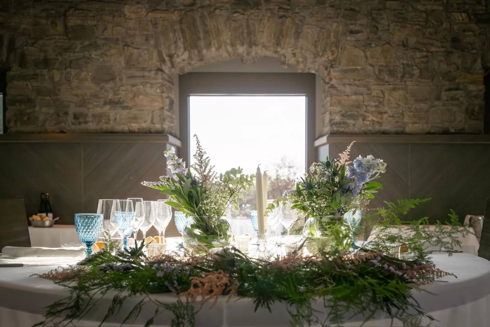 Mesa delante de una ventana adornada con flores