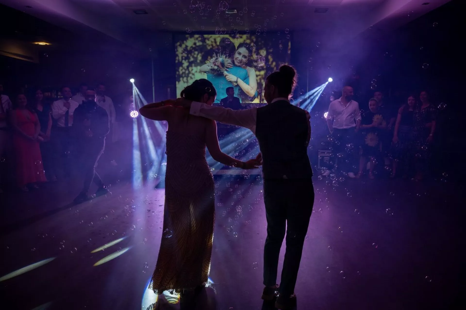 Pareja de novios bailando durante una boda