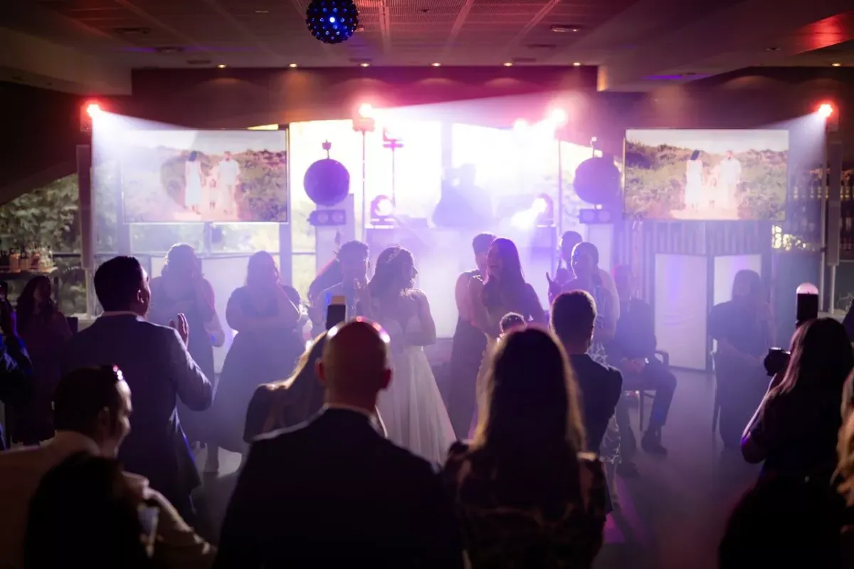 Novia junto a amigas bailando durante una boda