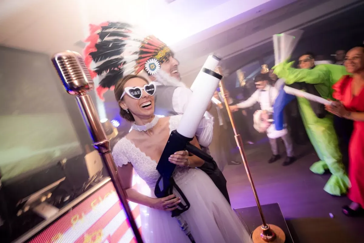 Novios de una boda con lanzaconfeti