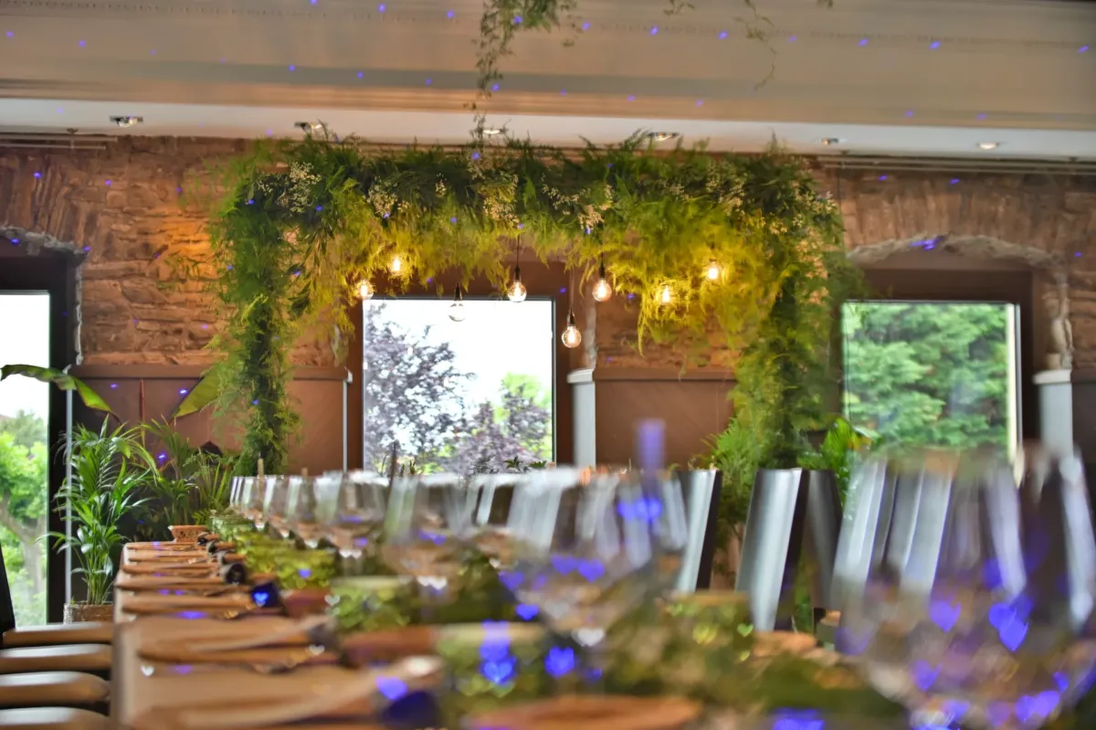 Salón con decoración floral en el techo