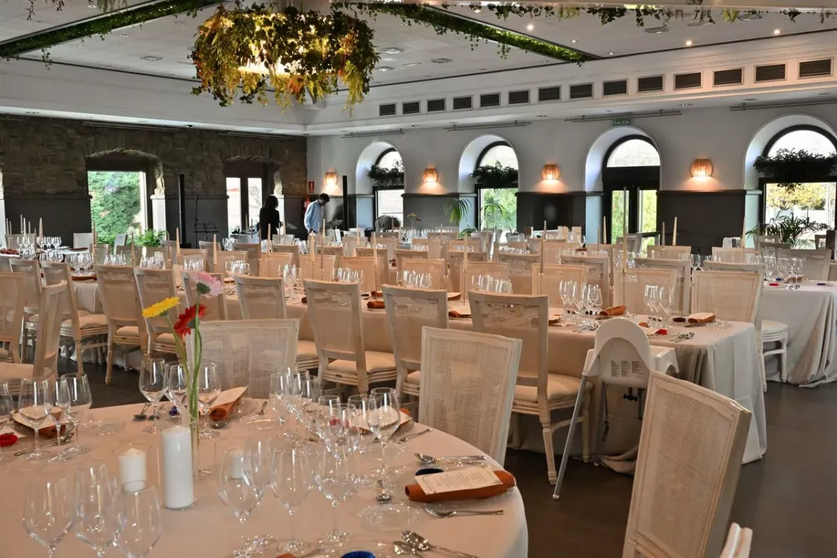 Vista general de una salón de restaurante con mesas para muchos comensales