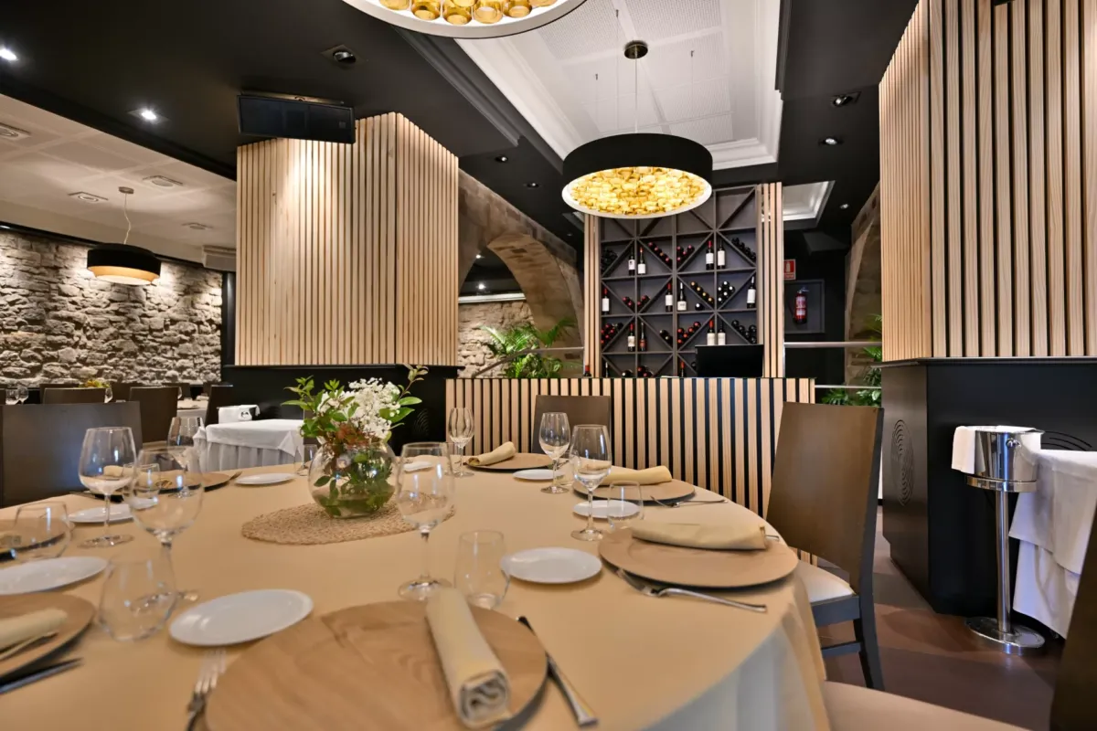 Mesa redonda de restaurante en un salón