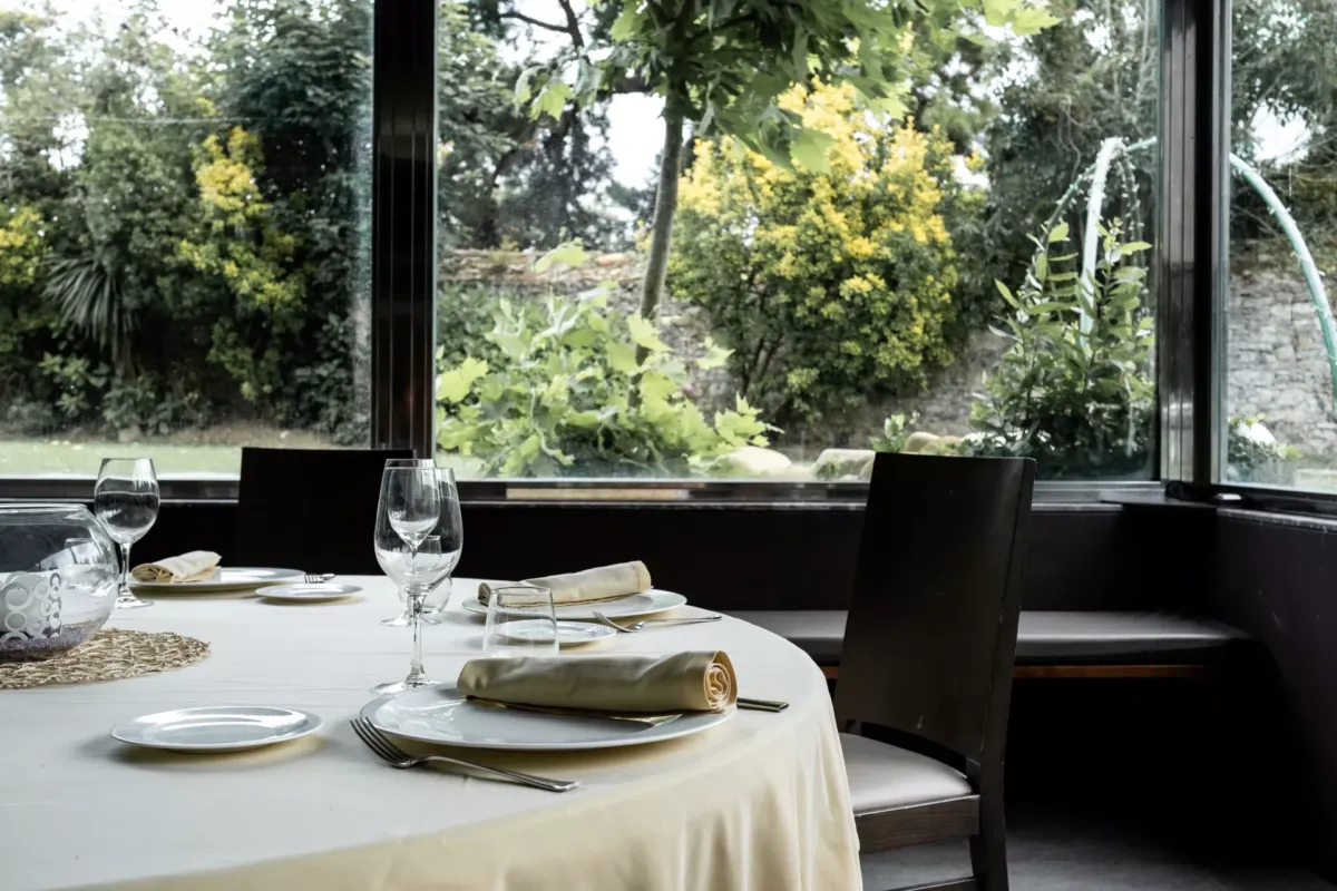 Mesa de restaurante junto a una cristalera